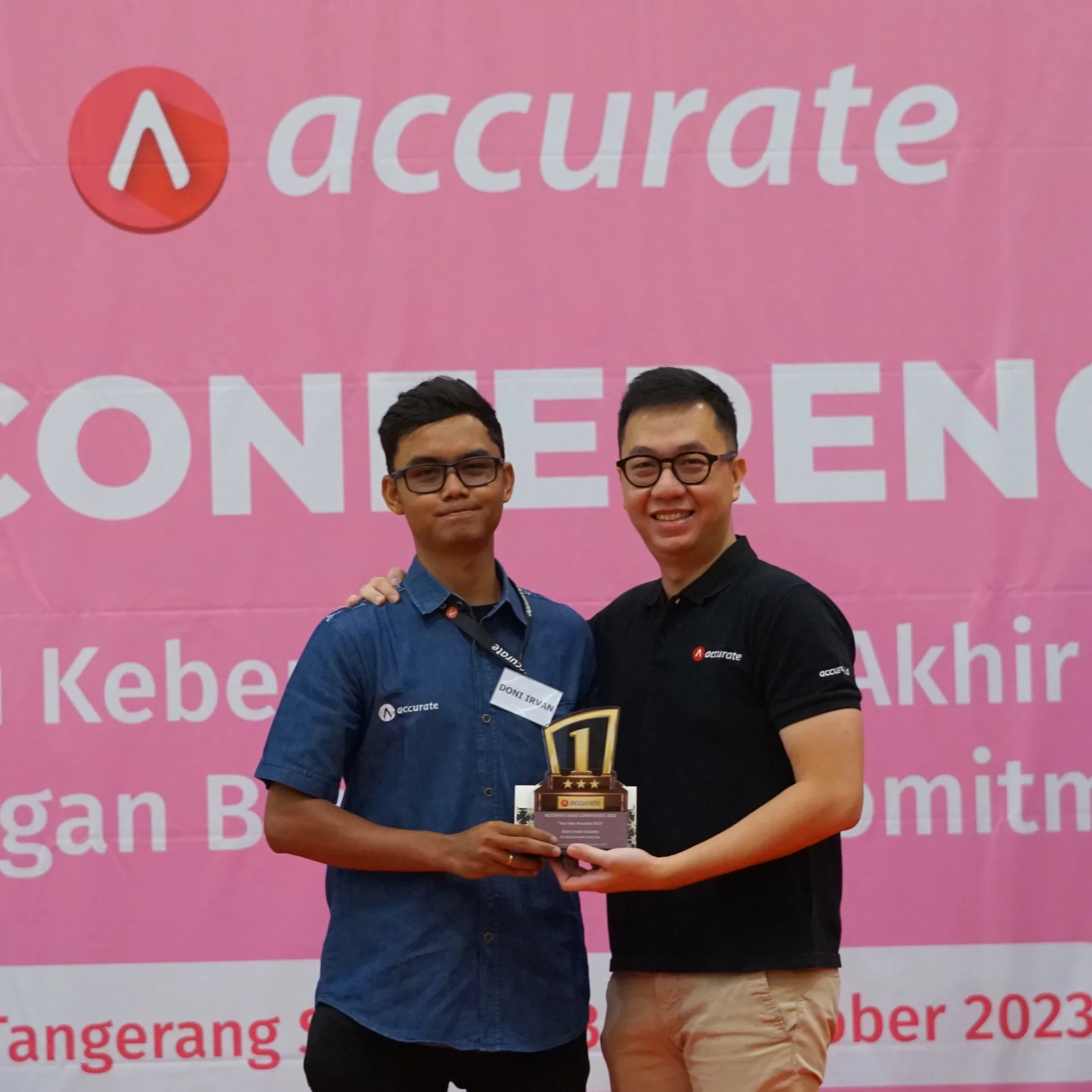 Doni Irvan menerima penghargaan Top Sales Nasional Accurate 2023 dari CPSSOFT di Sales Conference